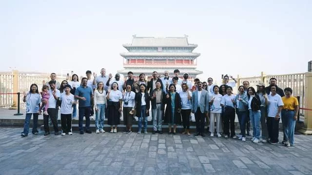 触摸千年脉动,共筑文明之桥——人类命运共同体国际智库论坛嘉宾开启北京中轴线文化体验之旅(图4) 人类命运共同体国际智库论坛嘉宾开启北京中轴线文化体验之旅(图4)