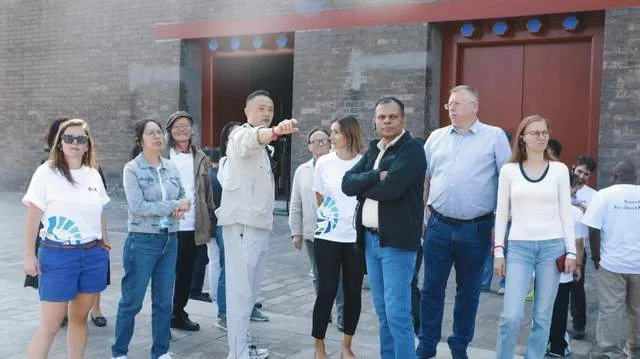 触摸千年脉动,共筑文明之桥——人类命运共同体国际智库论坛嘉宾开启北京中轴线文化体验之旅(图3) 人类命运共同体国际智库论坛嘉宾开启北京中轴线文化体验之旅(图3)