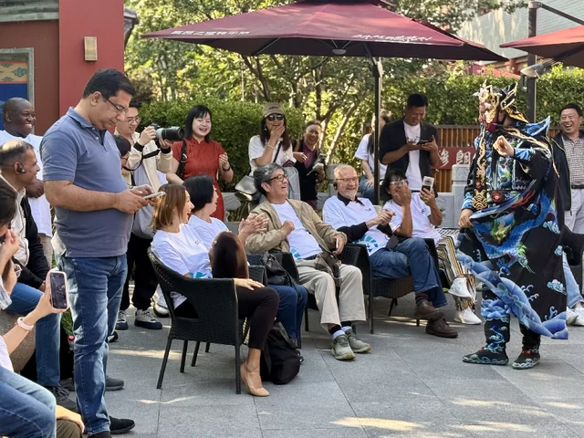 触摸千年脉动,共筑文明之桥——人类命运共同体国际智库论坛嘉宾开启北京中轴线文化体验之旅(图7) 人类命运共同体国际智库论坛嘉宾开启北京中轴线文化体验之旅(图7)