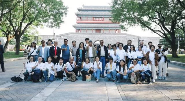 触摸千年脉动,共筑文明之桥——人类命运共同体国际智库论坛嘉宾开启北京中轴线文化体验之旅(图9) 人类命运共同体国际智库论坛嘉宾开启北京中轴线文化体验之旅(图9)