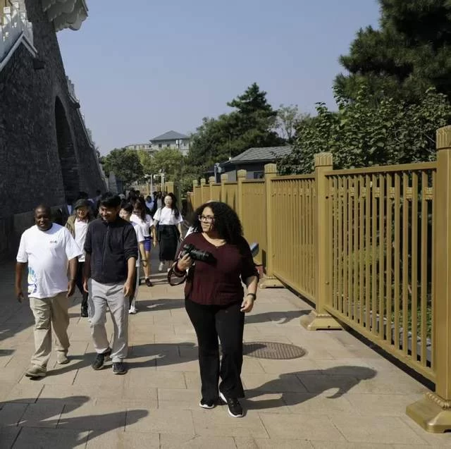 触摸千年脉动,共筑文明之桥——人类命运共同体国际智库论坛嘉宾开启北京中轴线文化体验之旅(图8) 人类命运共同体国际智库论坛嘉宾开启北京中轴线文化体验之旅(图8)