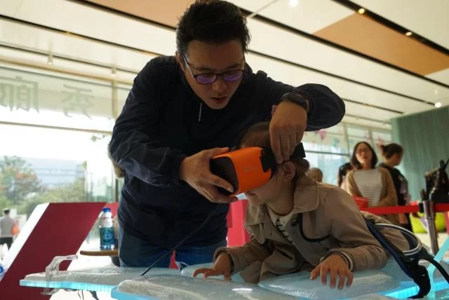 双11成都实体商业火拼电商抢客流,VR翼装飞行体验成引客主力(图2) 双11成都实体商业火拼电商抢客流,VR翼装飞行体验成引客主力(图2)
