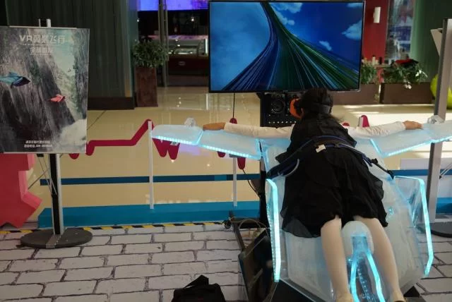 双11成都实体商业火拼电商抢客流,VR翼装飞行体验成引客主力(图3) 双11成都实体商业火拼电商抢客流,VR翼装飞行体验成引客主力(图3)