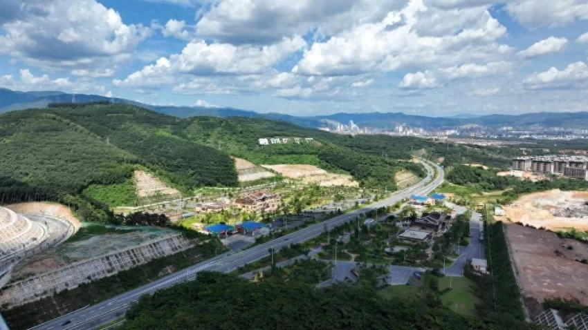 在雨林风景道上,遇见西双版纳的生活