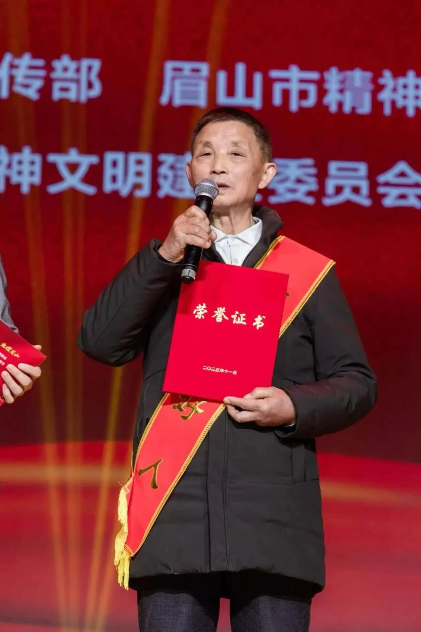 以专一破万难 以赤诚铸辉煌——重伤之上的人生答卷(图2) 以专一破万难 以赤诚铸辉煌——重伤之上的人生答卷(图2)