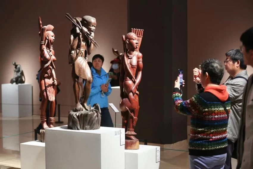 “文明互鉴·木载万象——中国美术馆藏非洲木雕展”开幕(图2) “文明互鉴·木载万象——中国美术馆藏非洲木雕展”开幕(图2)