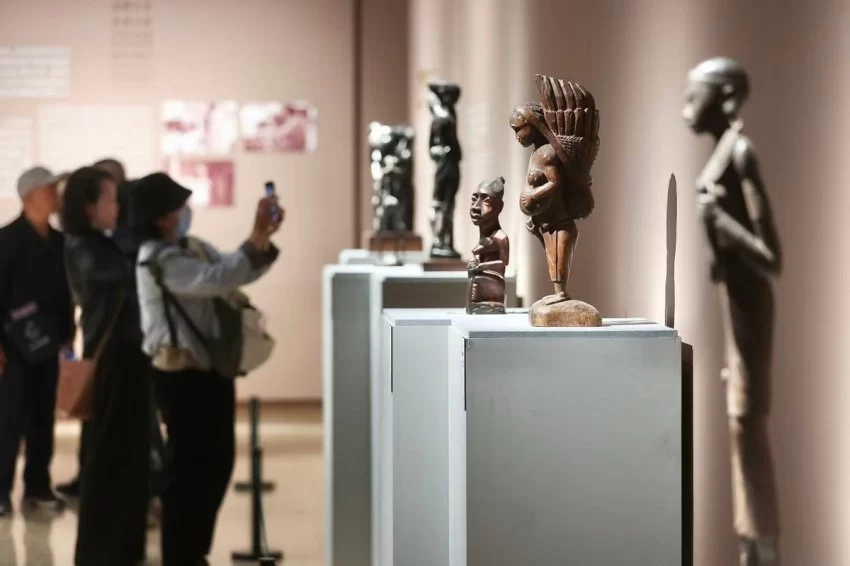 “文明互鉴·木载万象——中国美术馆藏非洲木雕展”开幕(图3) “文明互鉴·木载万象——中国美术馆藏非洲木雕展”开幕(图3)