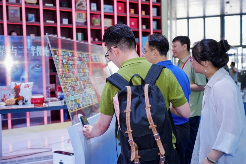 数智赋能交出靓丽答卷,第二十二届深圳文博会陕西展位彰显文化产业新活力(图2) 第二十二届深圳文博会陕西展位彰显文化产业新活力(图2)