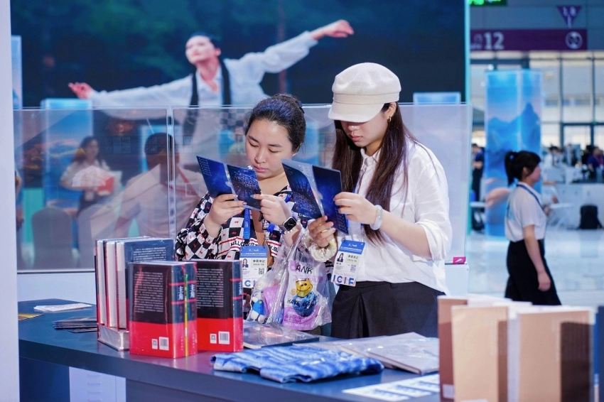 数智赋能交出靓丽答卷,第二十二届深圳文博会陕西展位彰显文化产业新活力(图4) 第二十二届深圳文博会陕西展位彰显文化产业新活力(图4)