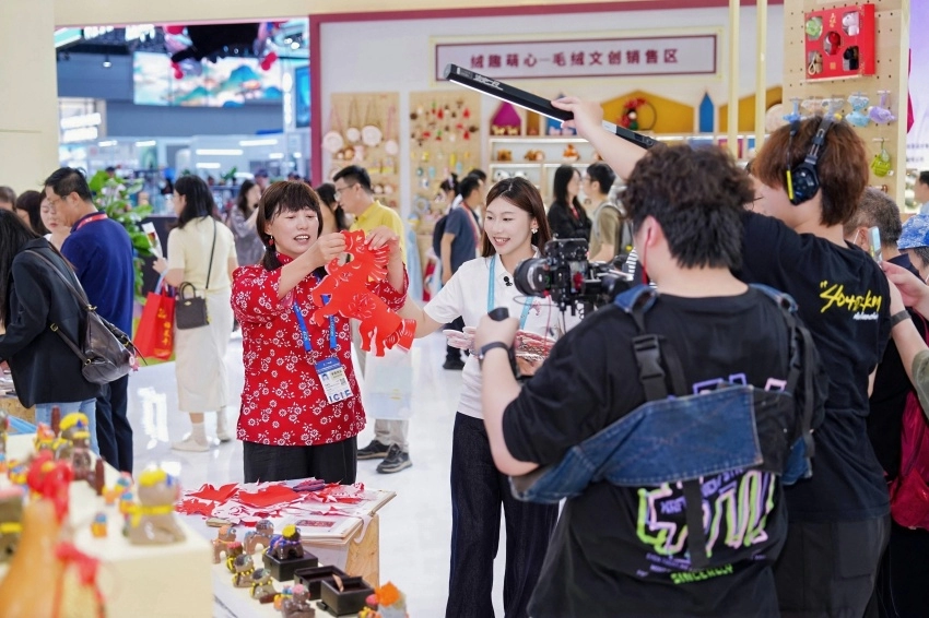数智赋能交出靓丽答卷,第二十二届深圳文博会陕西展位彰显文化产业新活力(图7) 第二十二届深圳文博会陕西展位彰显文化产业新活力(图7)