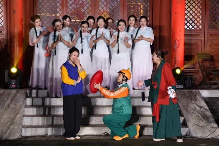 古寺搭台，居民演身边人、说身边事——原创沉浸式戏剧《家在回天》引共鸣(图3)