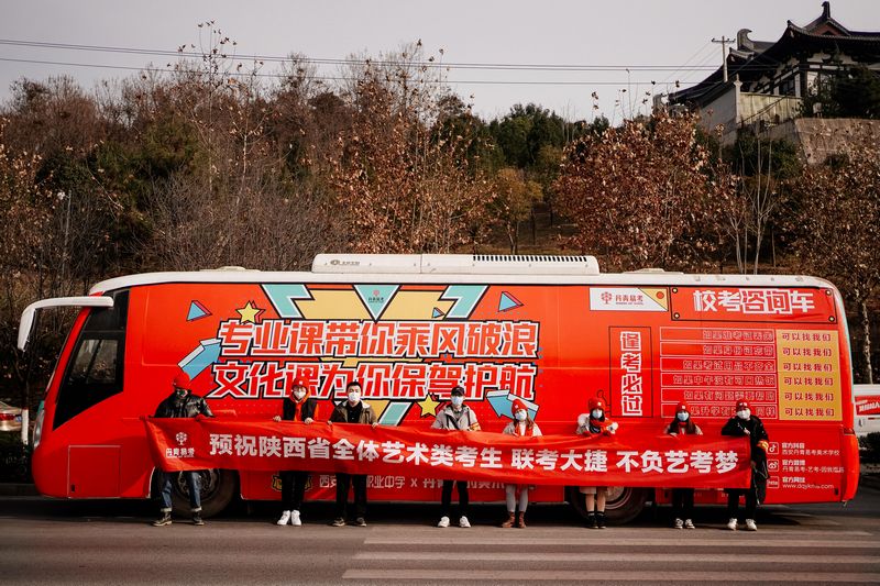陕西西安：服务美术统考，志愿行动暖人心(图2)