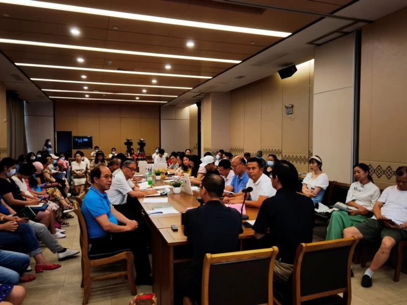 侯珏与读者分享《一厘米国境线》的创作故事(图1) 侯珏与读者分享《一厘米国境线》的创作故事(图1)