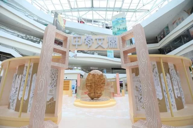 从甲骨文到新国潮,西安大悦城如何走出文化跨界新路径(图4) 从甲骨文到新国潮,西安大悦城如何走出文化跨界新路径(图4)